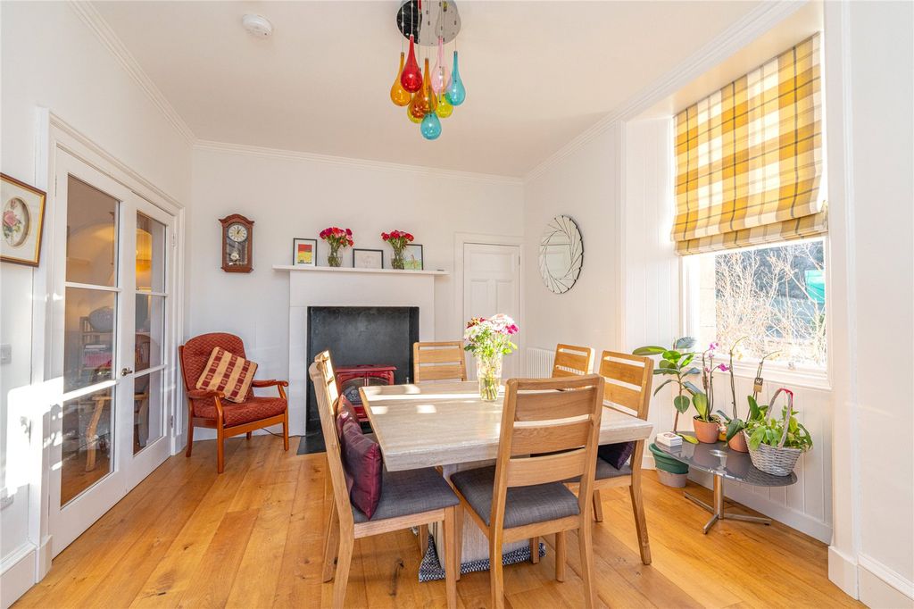 Property photo 3 of 37 Lounge