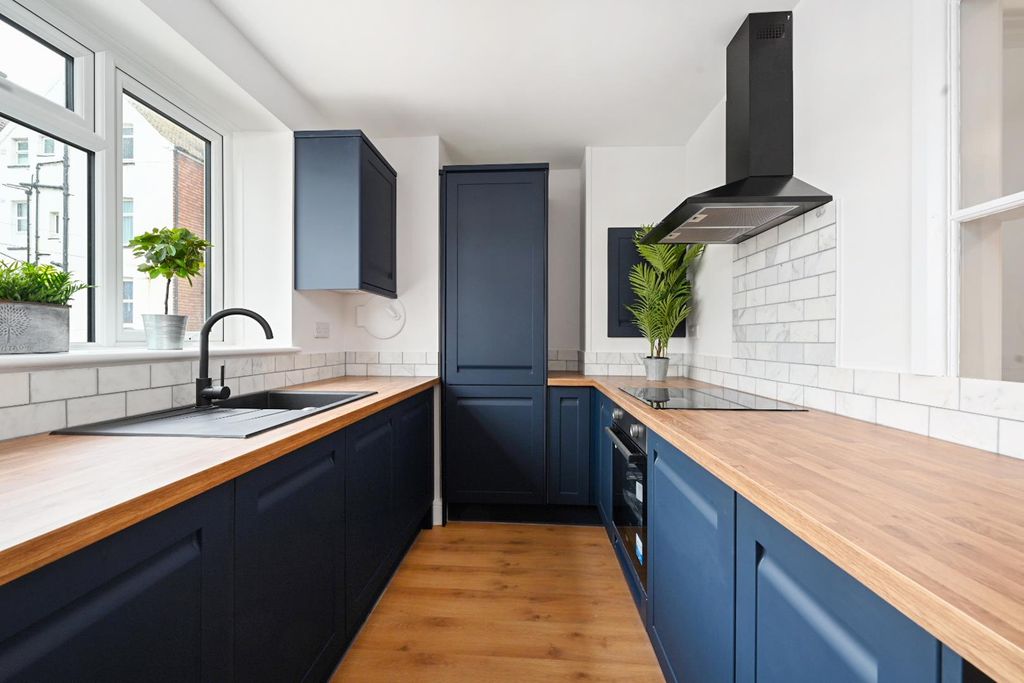 Property photo 3 of 7 Kitchen