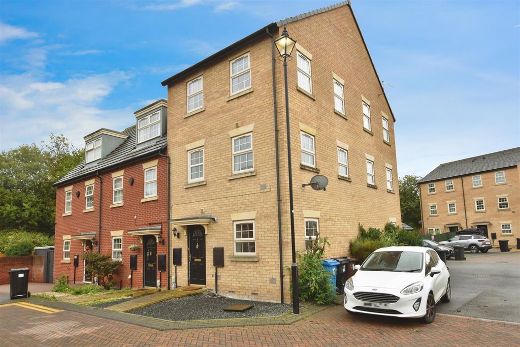 Property photo 1 of 9 Externally
