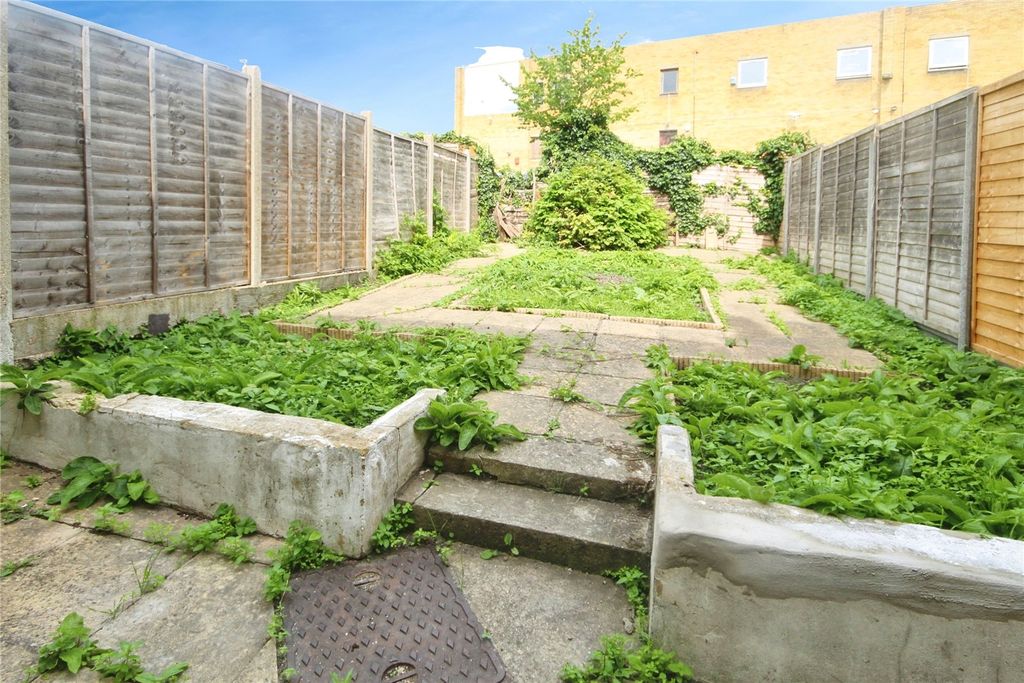 Property photo 2 of 18 Garden