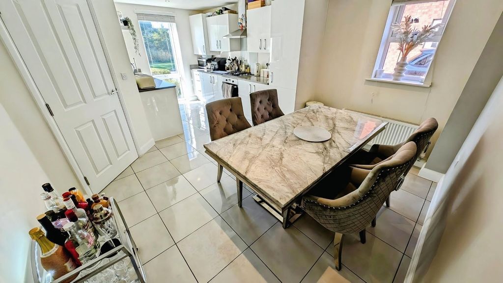 Property photo 2 of 23 4 Derham Crescent Kitchen B.Jpg