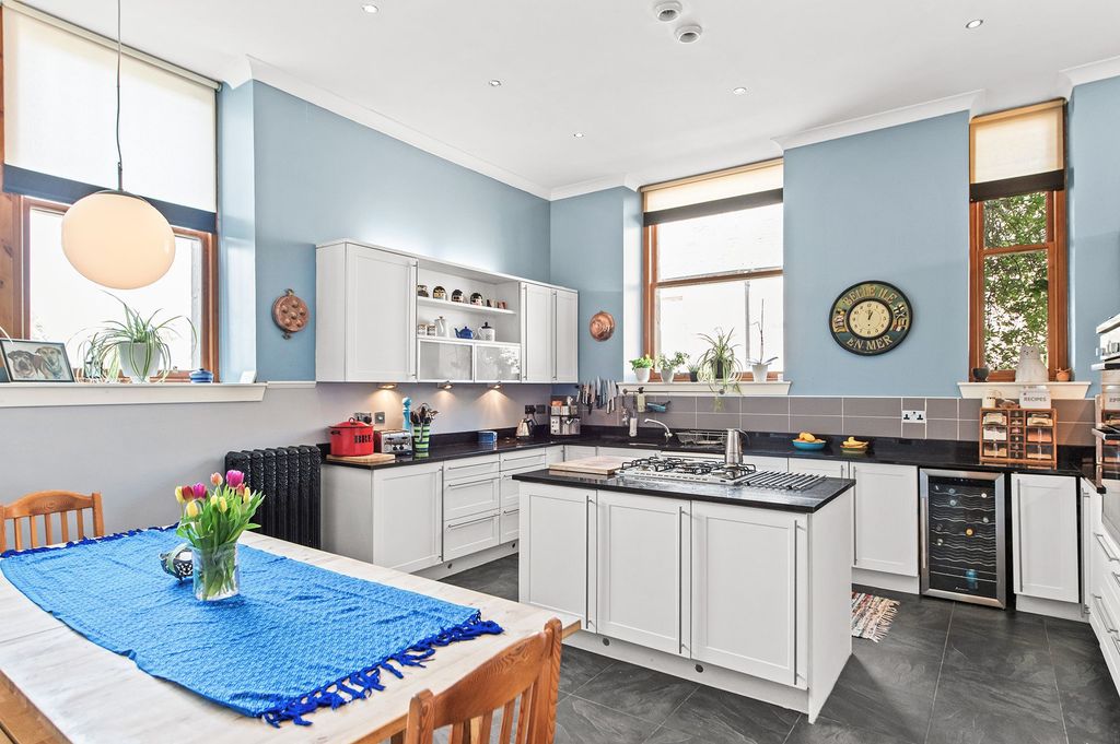 Property photo 3 of 27