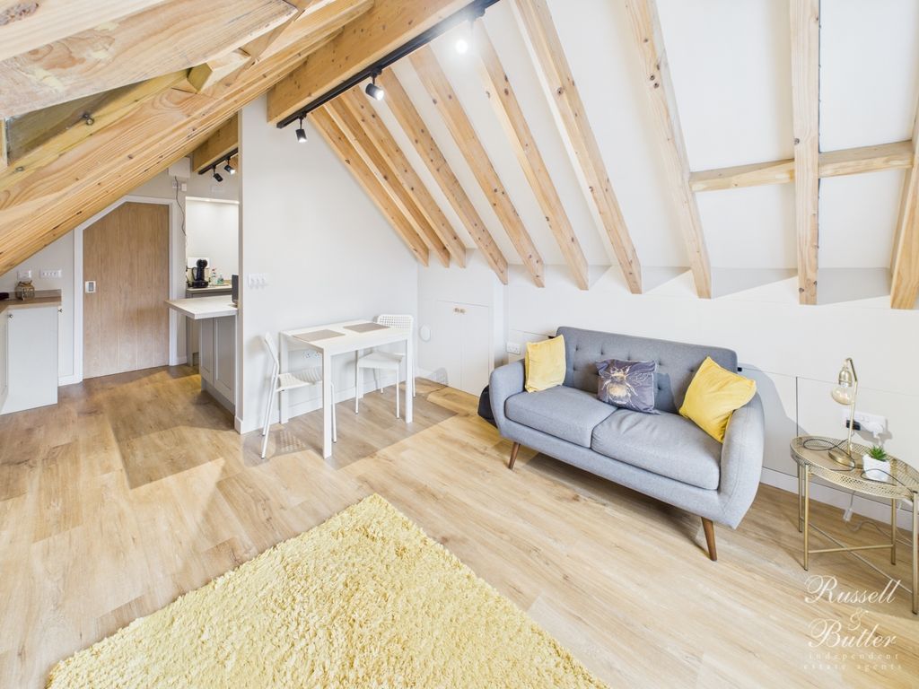 Property photo 3 of 12 Cam01995G0-Pr0386-Still017