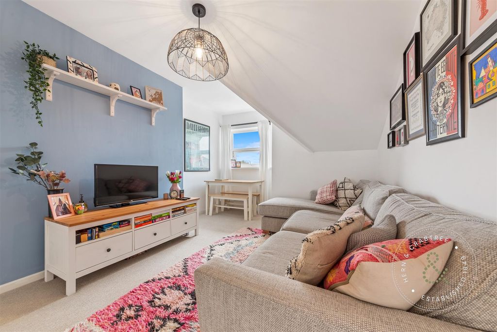 Property photo 2 of 18 Hamilton-Court-07.Jpg