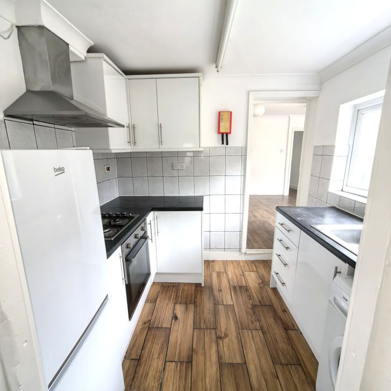 Property photo 1 of 9 Charming 1-Bedroom Basement Flat With Garden Near East Croydon Station