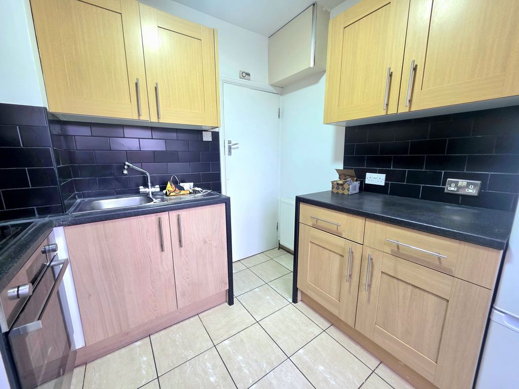 Property photo 2 of 10 Kitchen 2