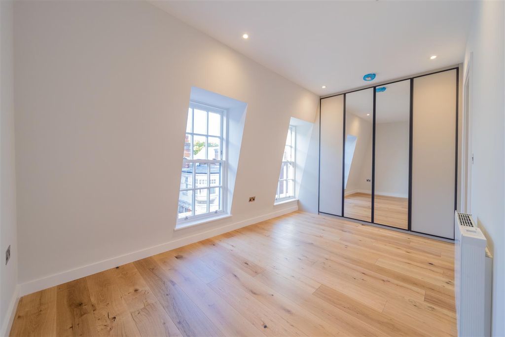 Property photo 2 of 6 9-10 George Street (100 Of 120).Jpg