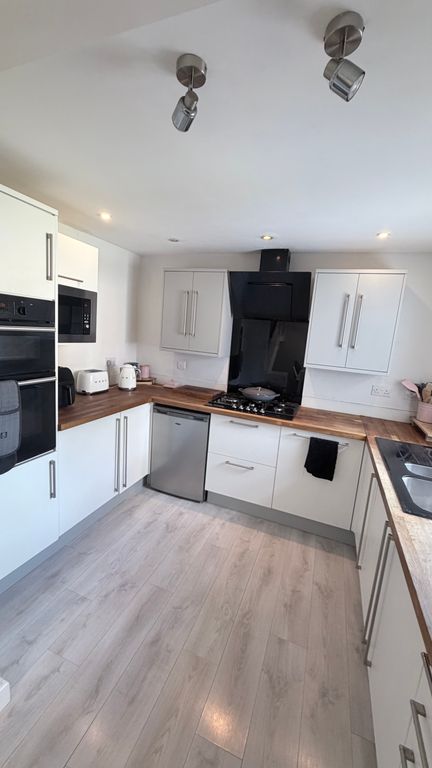 Property photo 3 of 10 Kitchen