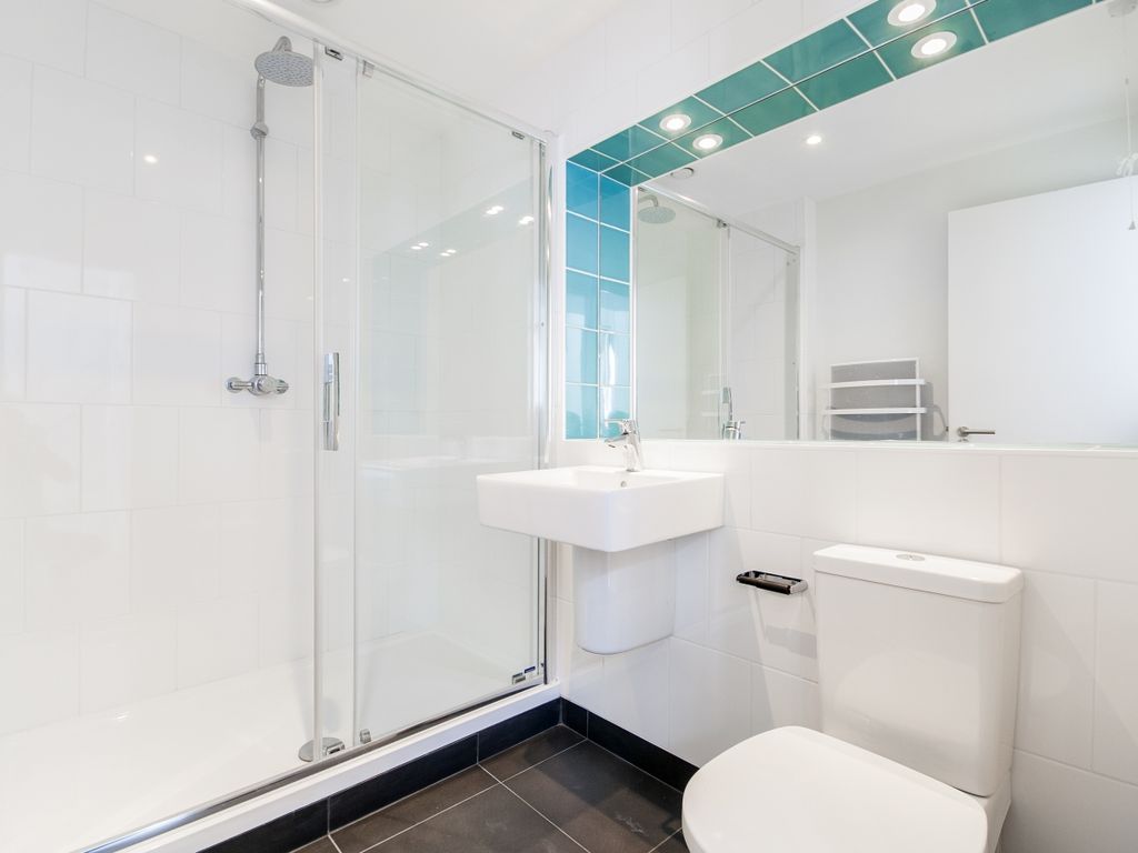 Property photo 3 of 8 Bathroom1
