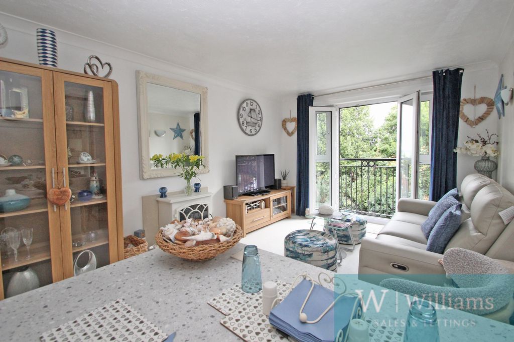 Property photo 2 of 15 Lounge