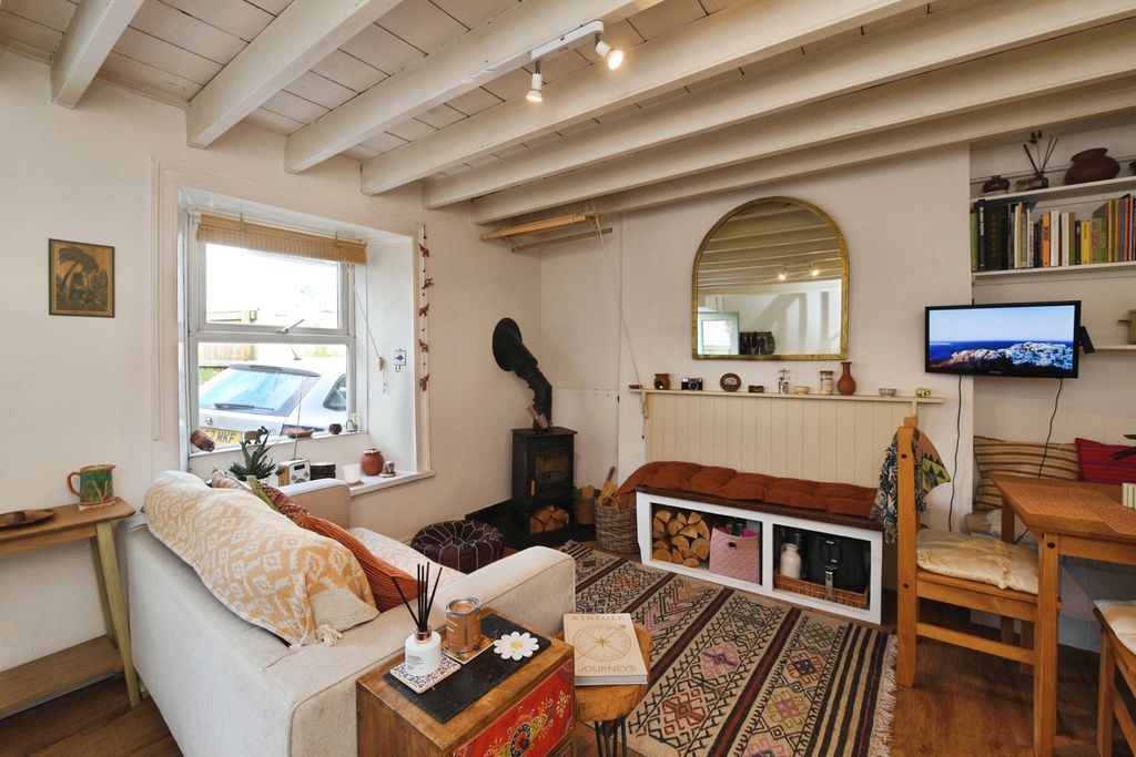 Property photo 2 of 8 Lounge