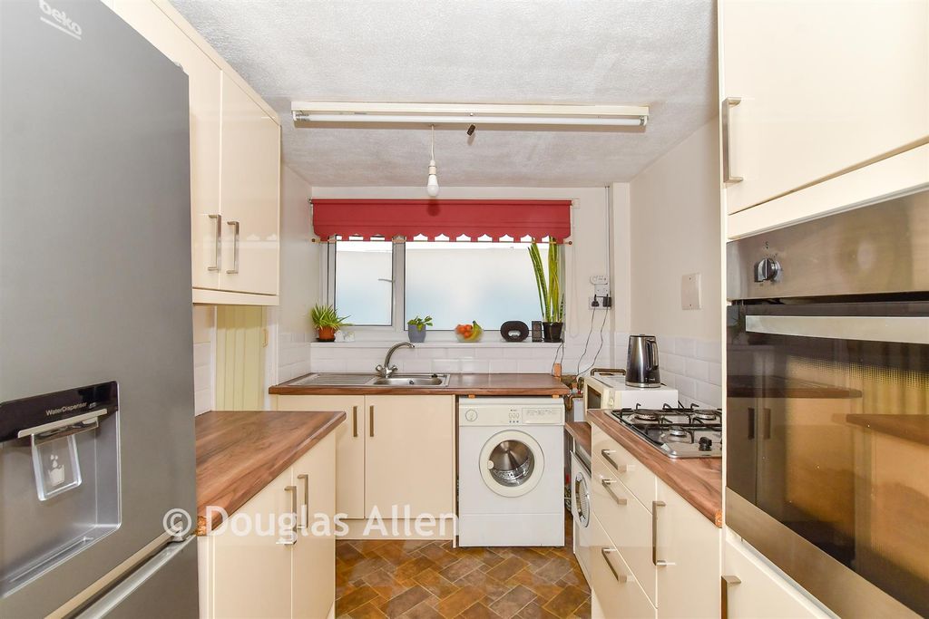 Property photo 3 of 8 Kitchen