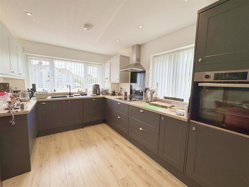 Property photo 3 of 13 Kitchen