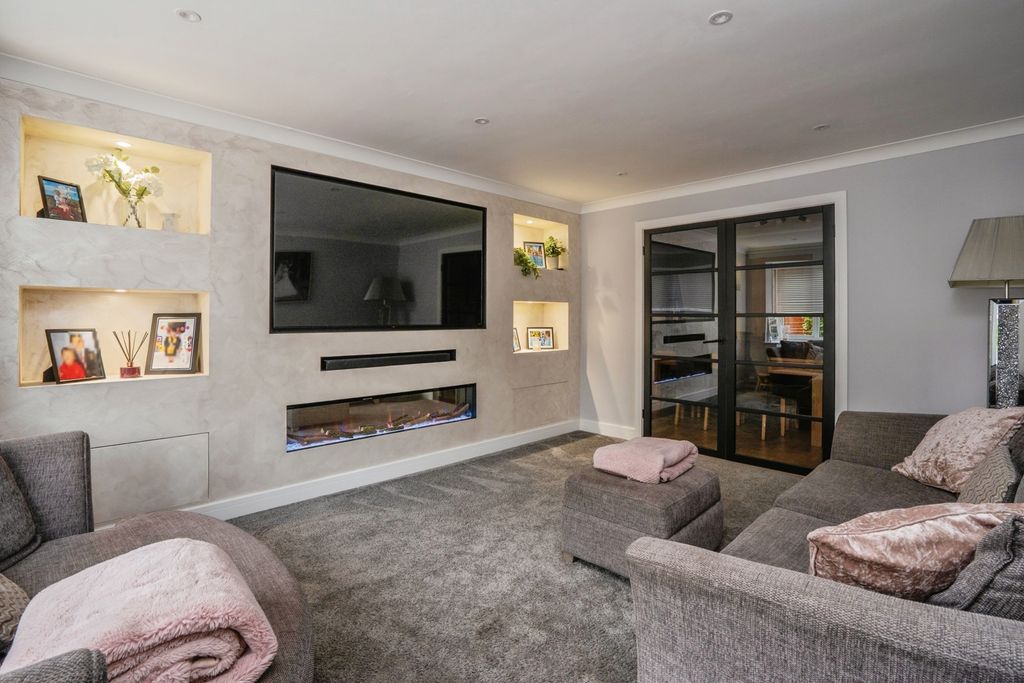 Property photo 2 of 17 Photo