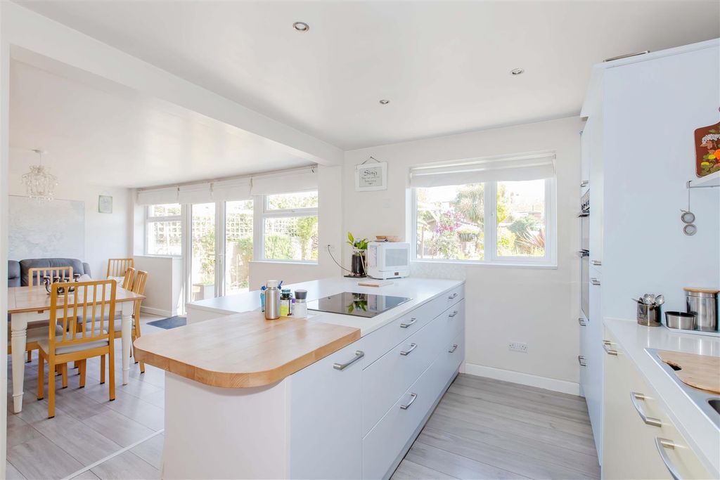 Property photo 2 of 15 Meadow Close_2.Jpg