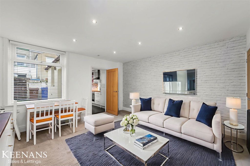 Property photo 3 of 24 Dsc04360 - Living Room - Modern - 0.Jpg