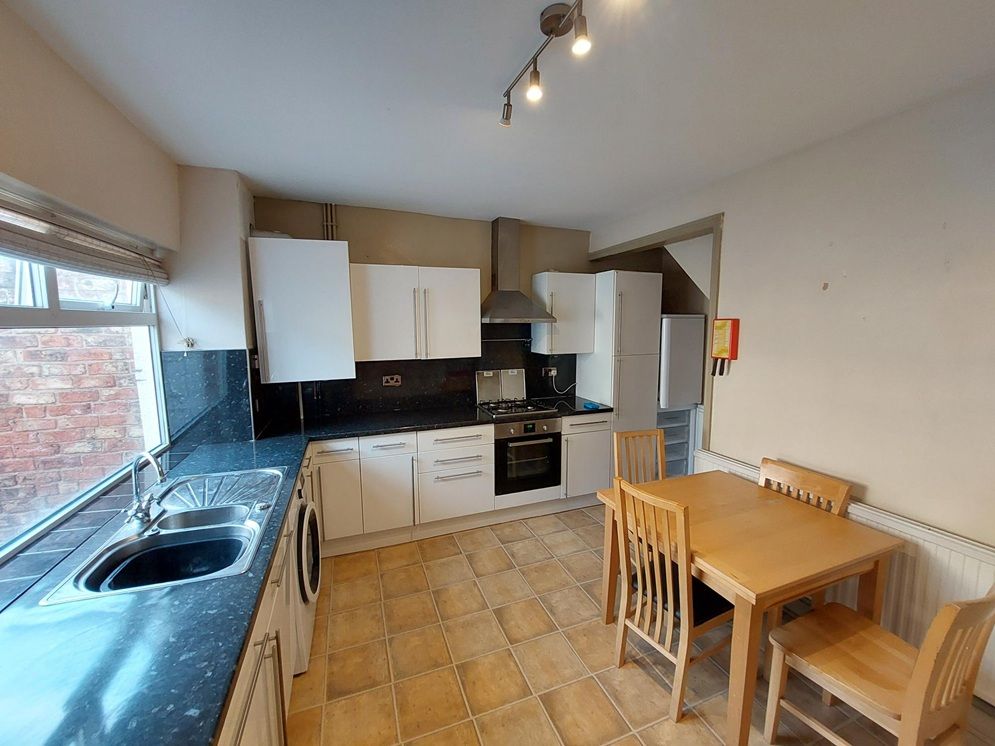 Property photo 3 of 11 Kitchen-Diner