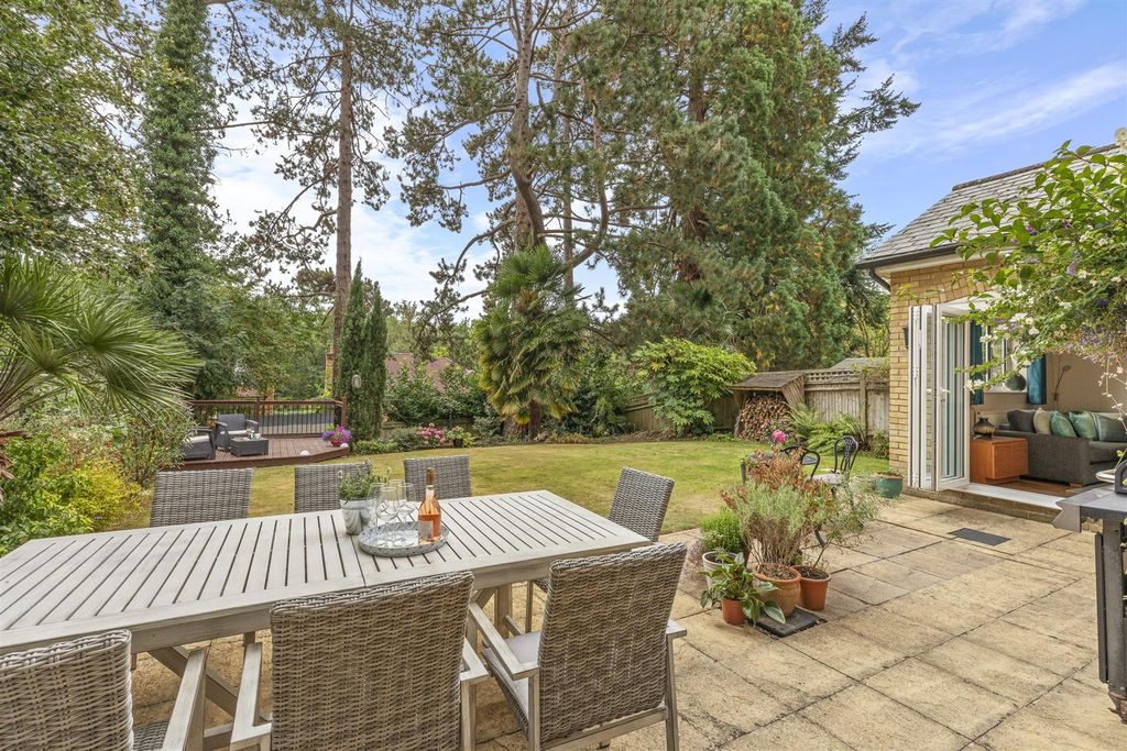 Property photo 2 of 24 28 De Havilland Drive, Hp15 7Fp-18.Jpg