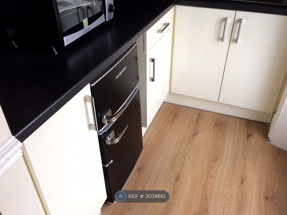 Property photo 2 of 8 Kitchenette