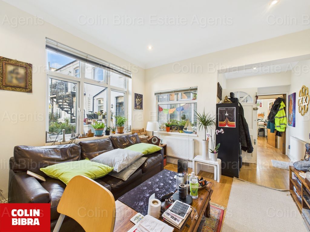 Property photo 3 of 10 Cam04175G0-Pr0057-Still002