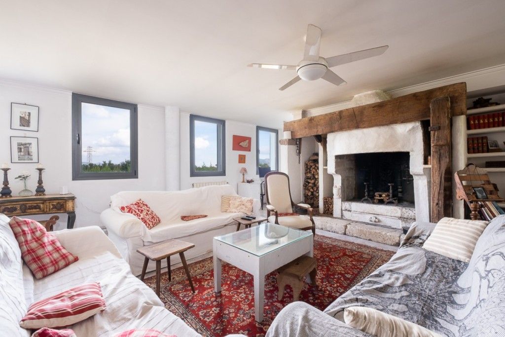 Property photo 3 of 20 Living Room (1)