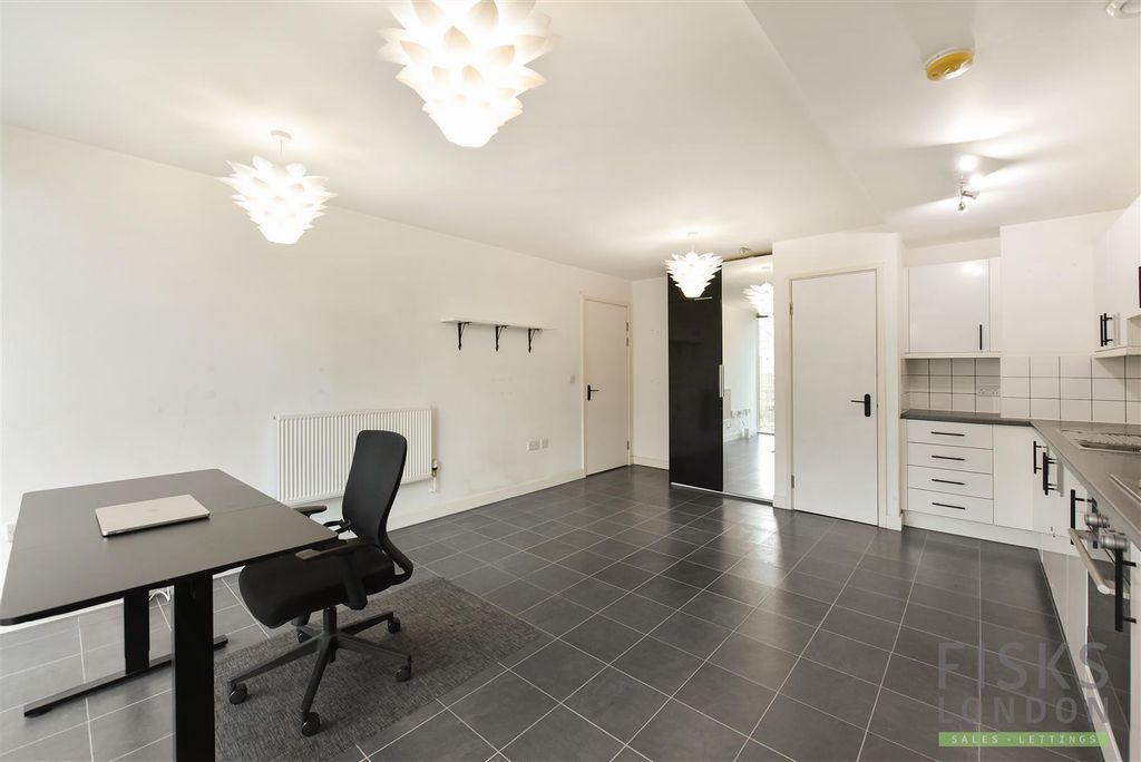 Property photo 3 of 11 307, 26 Marsh Wall (10).Jpg