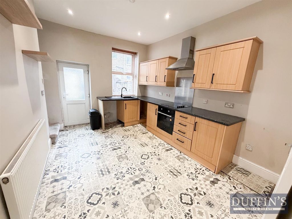 Property photo 3 of 7 Kitchen