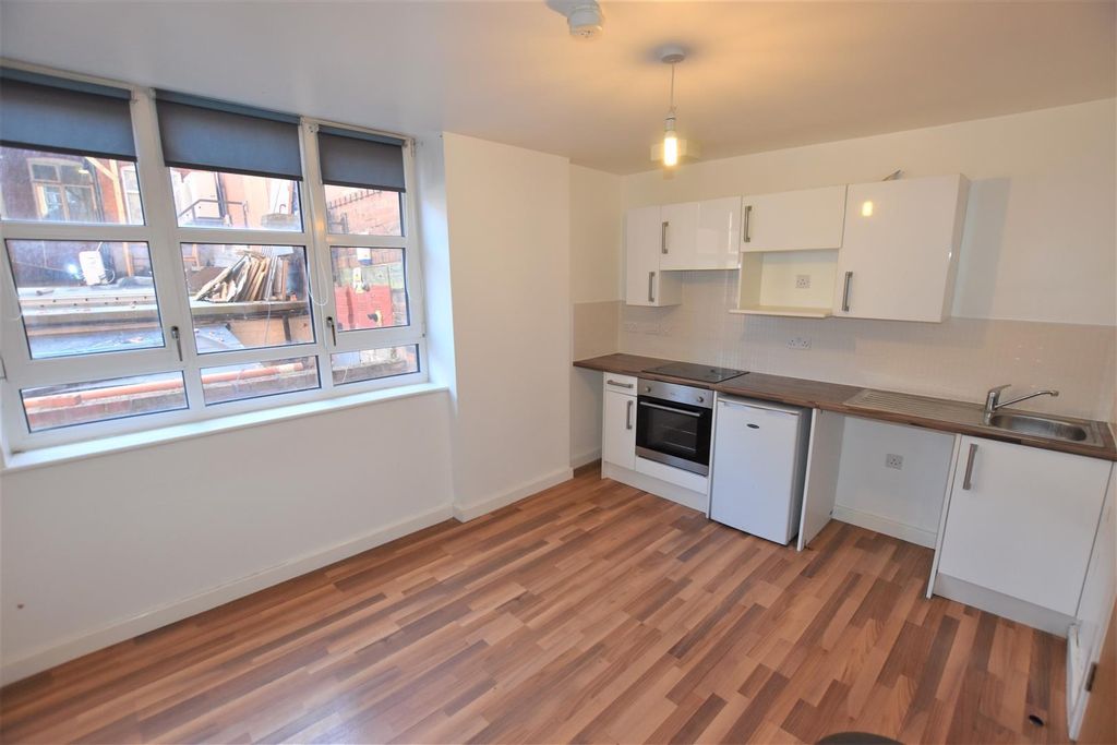 Property photo 2 of 8 Lounge/Kitchen