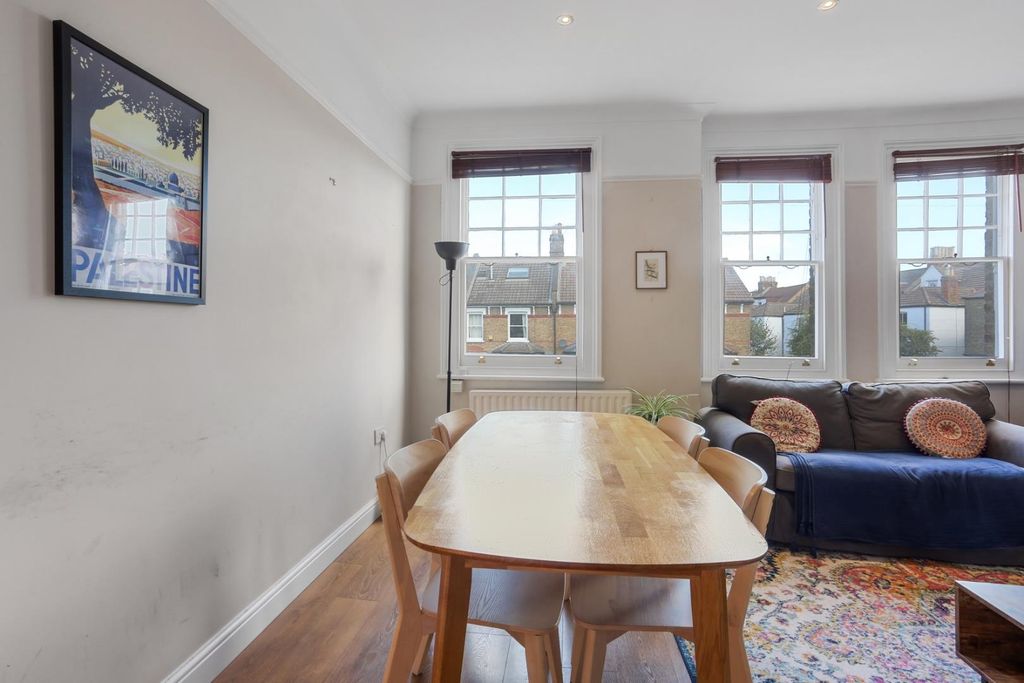 Property photo 3 of 17 1529102328 - 40B Tritton Road, Se21 - 1.Jpg