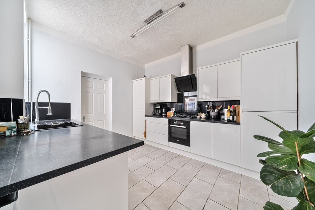 Property photo 3 of 26 1305801-8-684Aaeb...