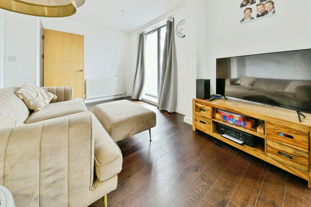 Property photo 3 of 17 Living Room