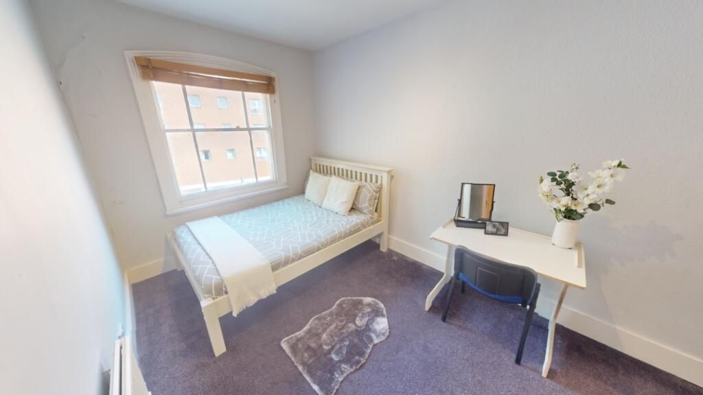 Property photo 2 of 11 A Bright, Tidy Single Bedroom Featuring A Comforta...