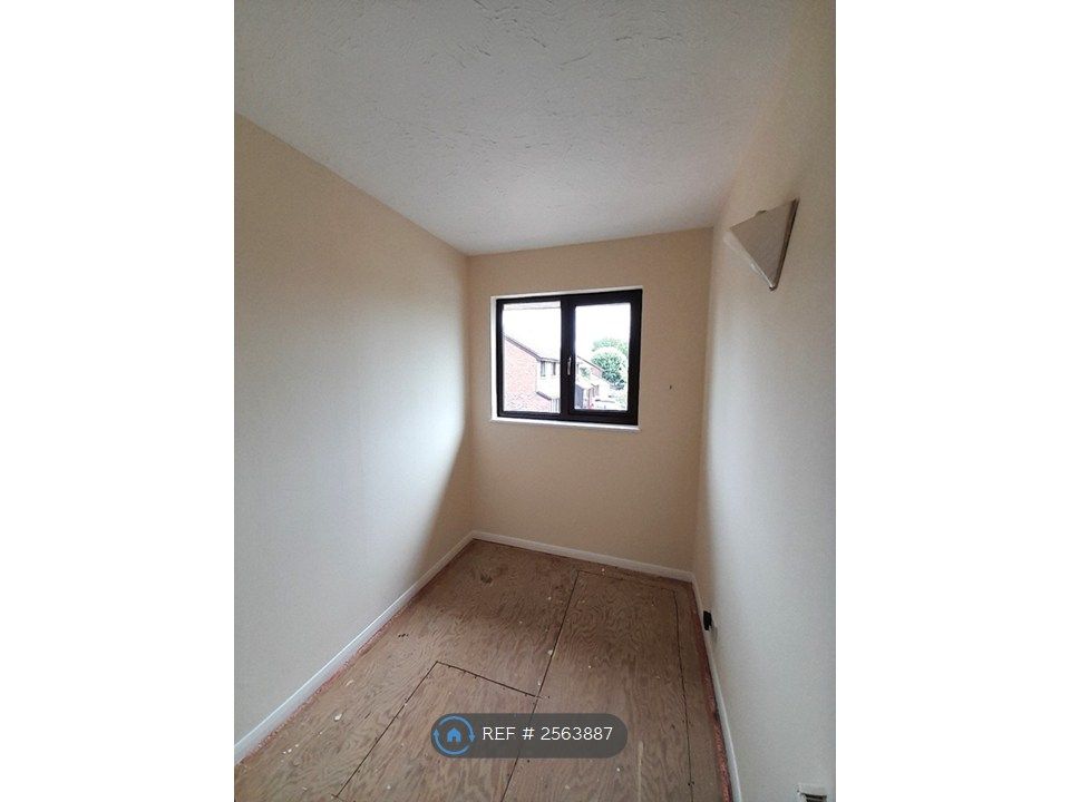 Property photo 3 of 19 Front First Floor Bedroom