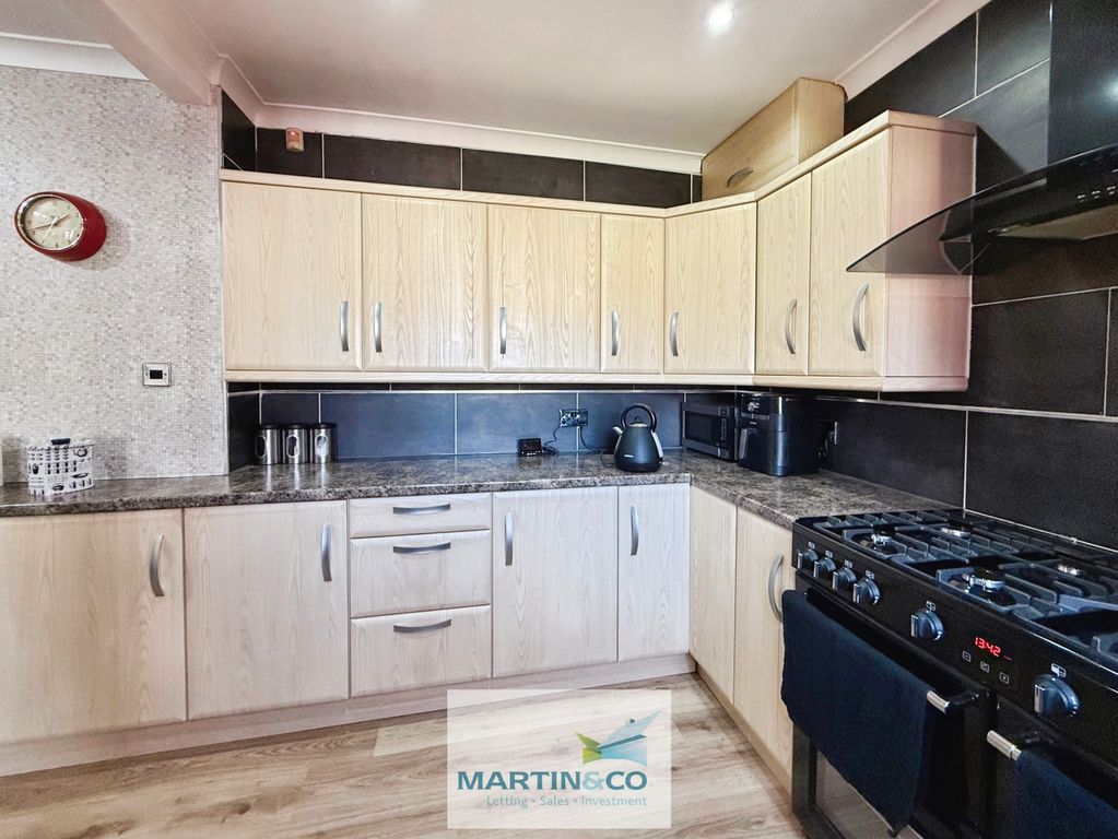 Property photo 2 of 18 0A451789--419B-Bdcd-41269866C035-23647-000002D35Fe