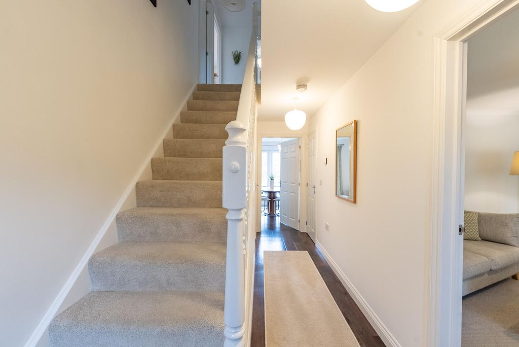 Property photo 2 of 40 Hallway