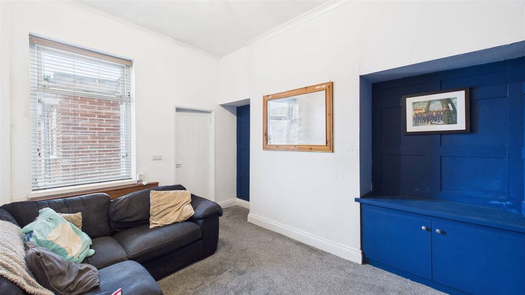 Property photo 2 of 15 Lounge