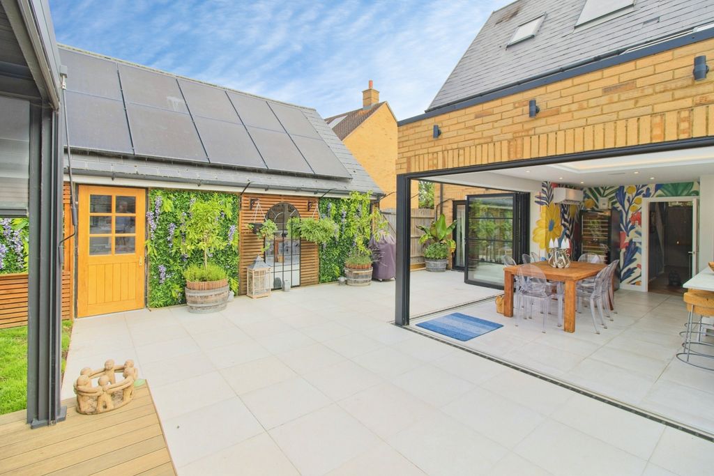 Property photo 1 of 31 Rear Garden