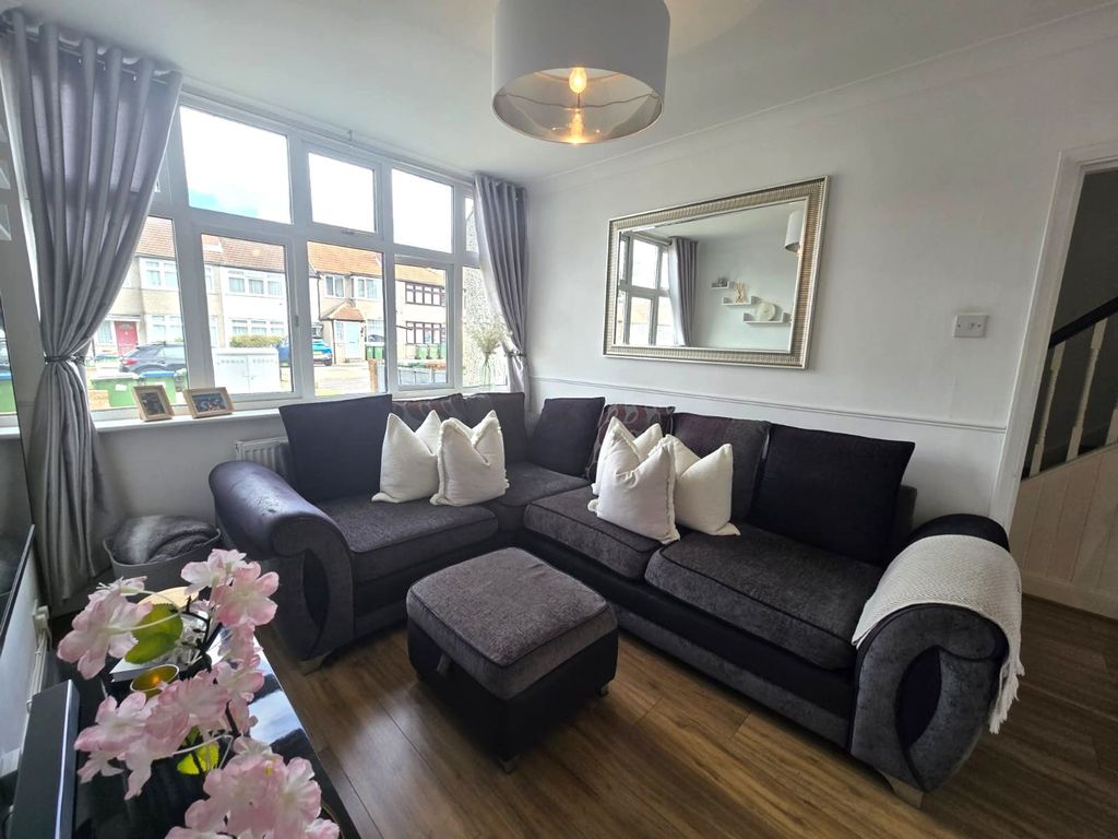 Property photo 2 of 12 Lounge