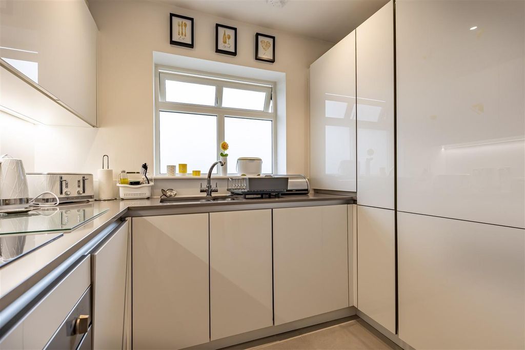Additional image 8 of 2 bed flat for saleBuckingham Road, Epping CM16