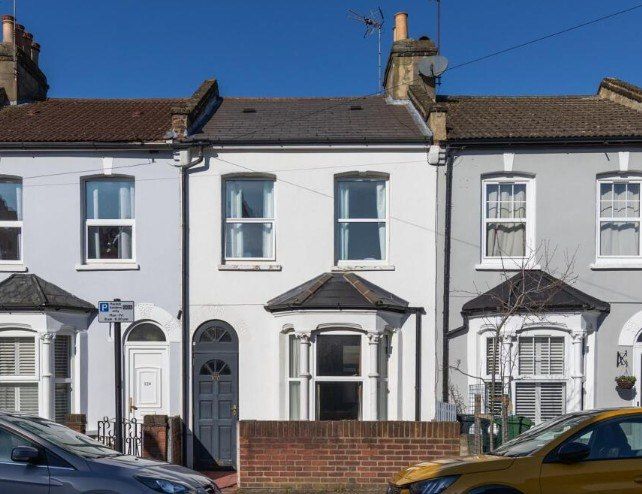 Property photo 1 of 1 A Beautifully Presented One-Bedroom Flat Set Within An Attractive Victorian Conversion On The Sought-After Hollydale Road, Se15.