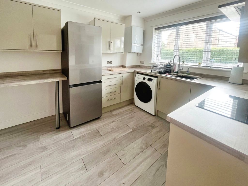Property photo 3 of 11 Kitchen