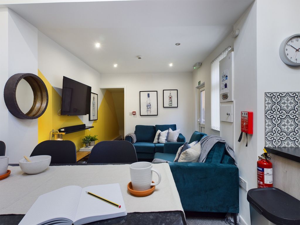 Property photo 3 of 25 A Spacious And Inviting Modern Living Room, Perfec...