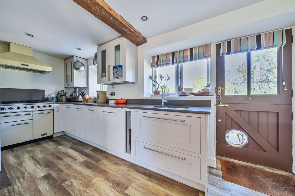 Property photo 3 of 17 Kitchen