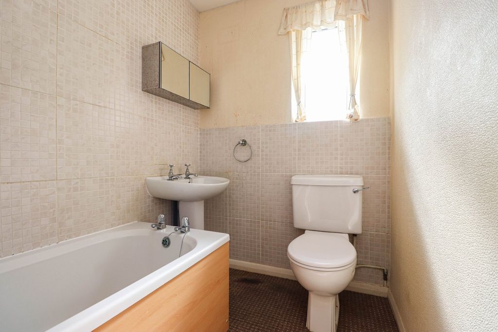 Property photo 3 of 10 Bathroom