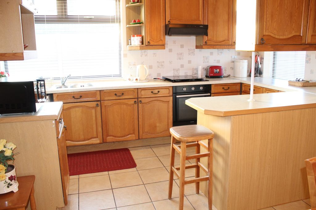 Property photo 3 of 14 Fitted Kitchen
