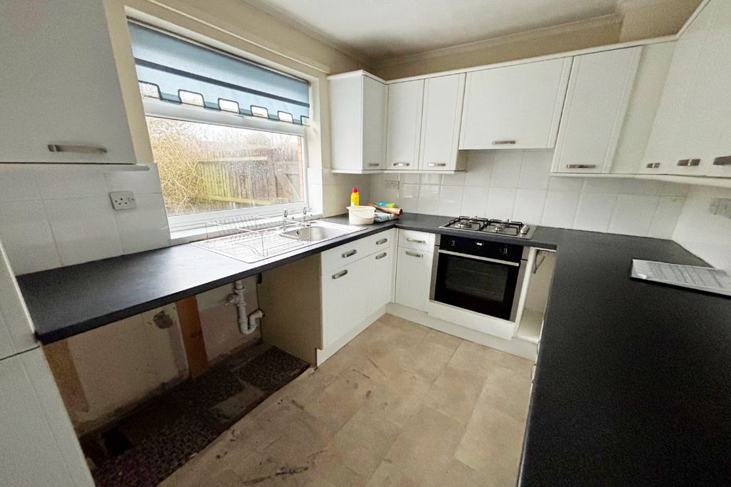 Property photo 3 of 11 Kitchen