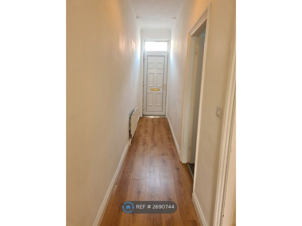 Property photo 2 of 18 Hallway