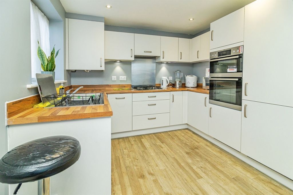 Property photo 2 of 17