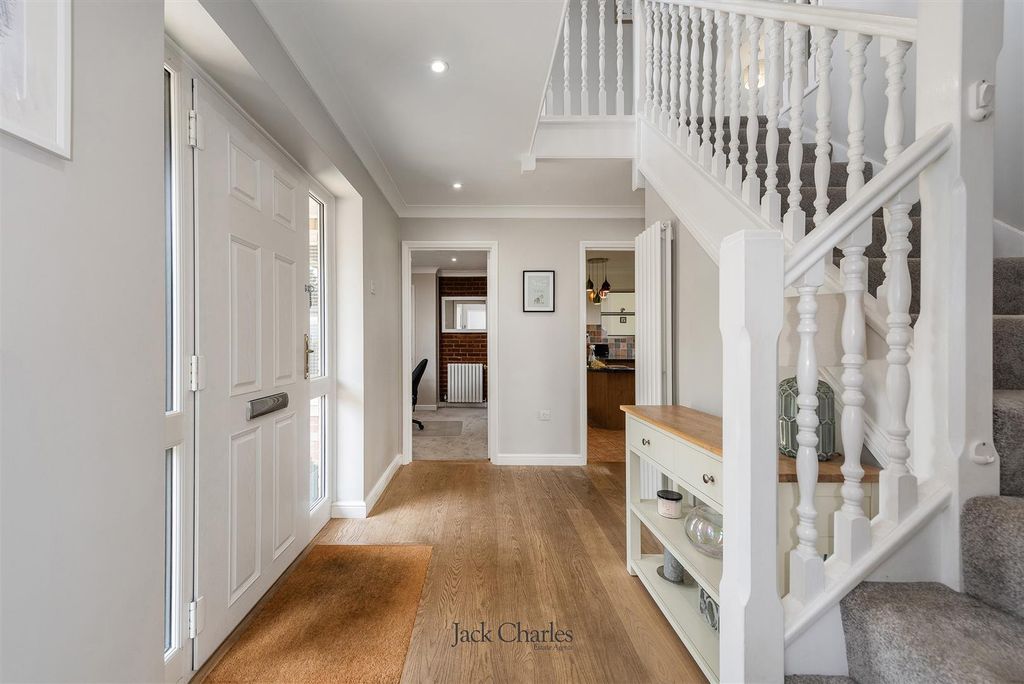Property photo 2 of 18 2 Chelsfield Close, Tn11 0Dw 003.Jpg