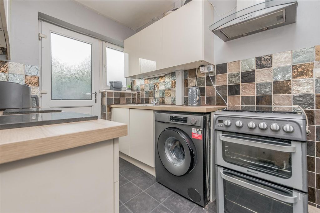 Property photo 3 of 19 Fitted Kitchen: